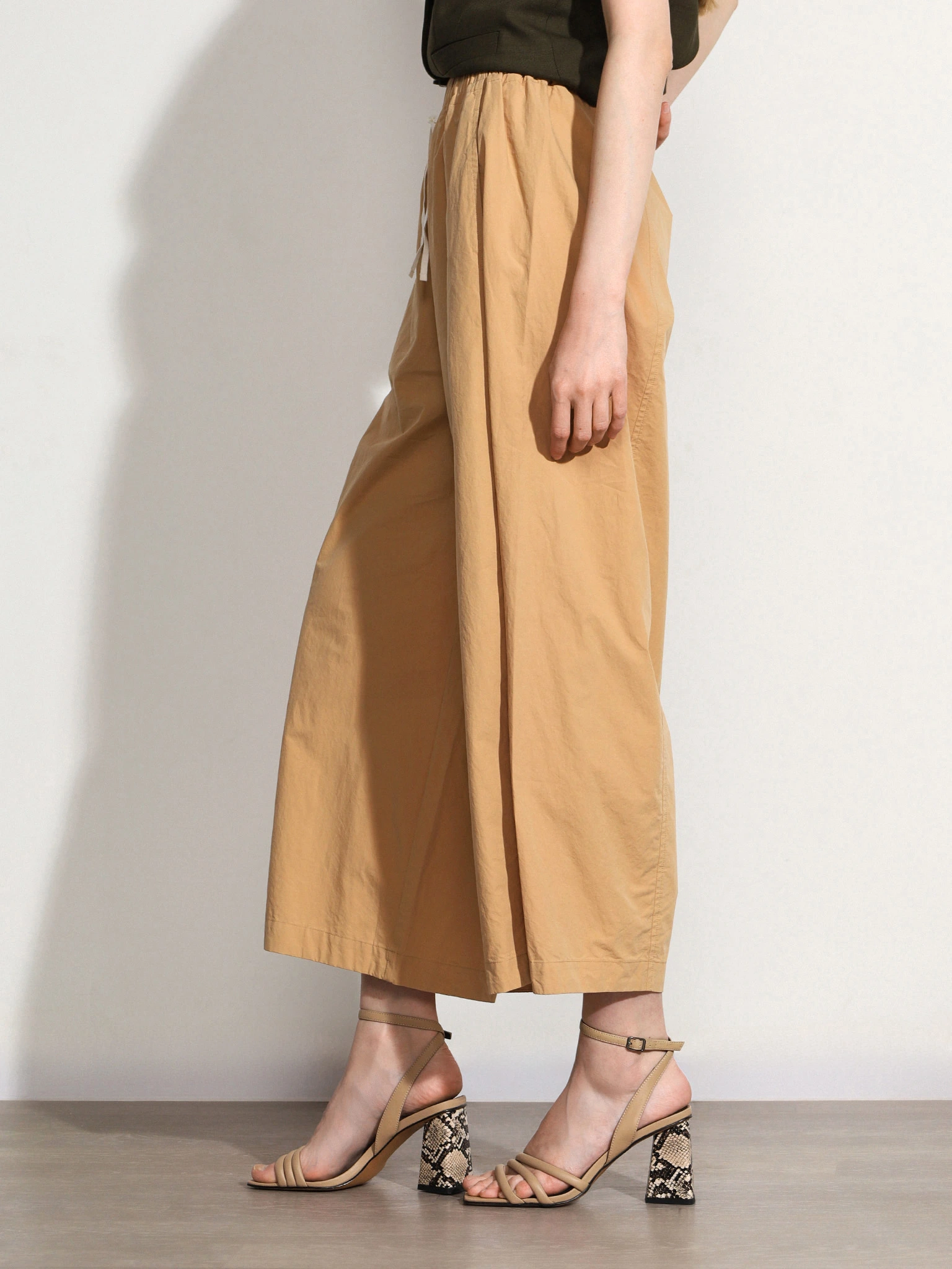 Брюки бежевого цвета из хлопка прямого кроя